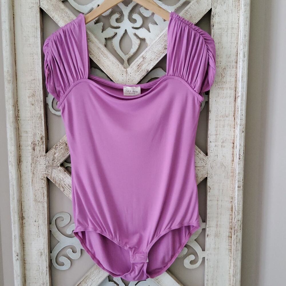 143 Story Women's Essential Gather Cap Sleeve Bodysuit in Orchid